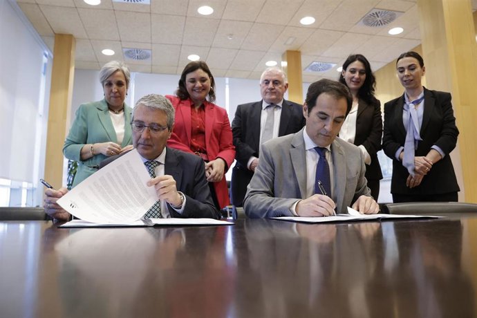El presidente de la Diputación de Málaga, Francisco Salado, y el consejero de Justicia, Administración Local y Función Pública de la Junta de Andalucía, José Antonio Nieto, firman convenio para la nueva sede judicial de Torremolinos.