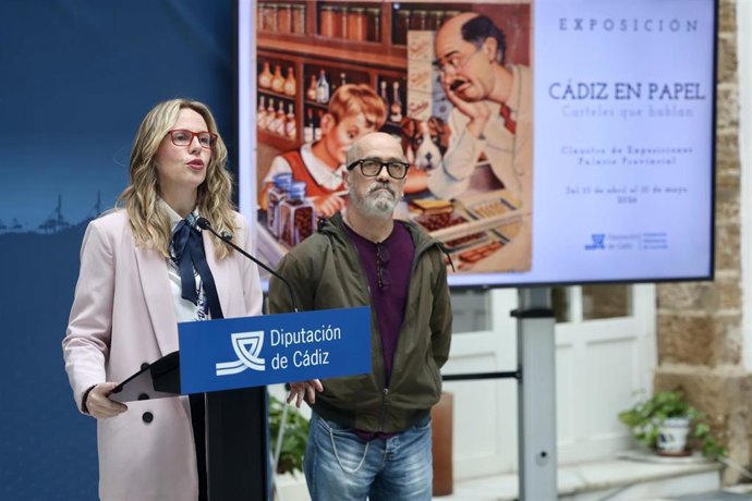 La diputada Vanesa Beltrán presentando la exposición 'Cádiz en papel. Carteles que hablan'.