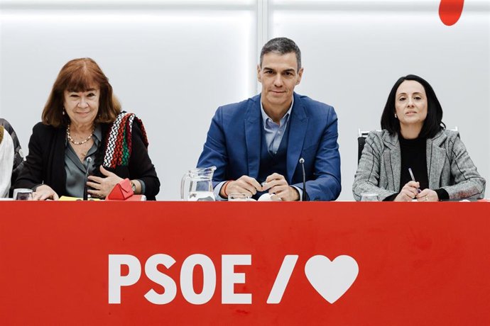Archivo - La presidenta del PSOE, Cristina Narbona, el presidente del Gobierno, Pedro Sánchez, y la Secretaria de Organización, Rebeca Torró.