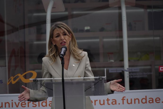 La vicepresidenta segunda del Gobierno y ministra de Trabajo y Economía Social, Yolanda Díaz, atiende a los medios de comunicación, antes de clausurar el proyecto itinerante 'Formación en Ruta', a 9 de abril de 2026, en A Coruña, Galicia (España). El acto