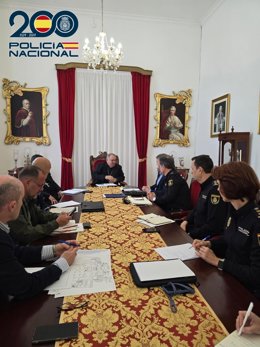 Mandos de la Policía Nacional con el obispo de la Diócesis de Canarias en un encuentro en el marco de la coordinación del dispositivo de seguridad con motivo de la visita del Papa a Canarias