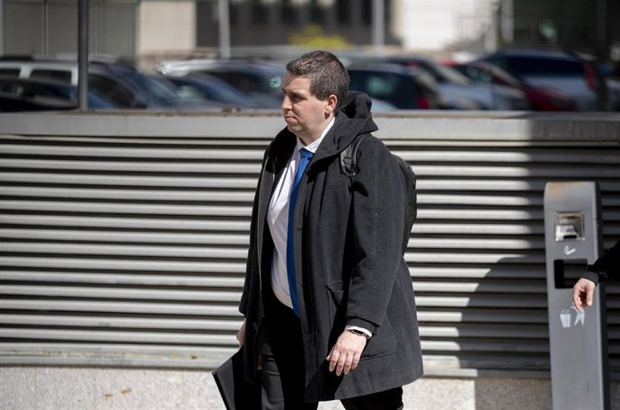 El abogado de la víctima, Jorge Piedrafita, a su salida del Juzgado de Violencia sobre la Mujer Número 8, a 17 de marzo de 2026, en Madrid (España). 