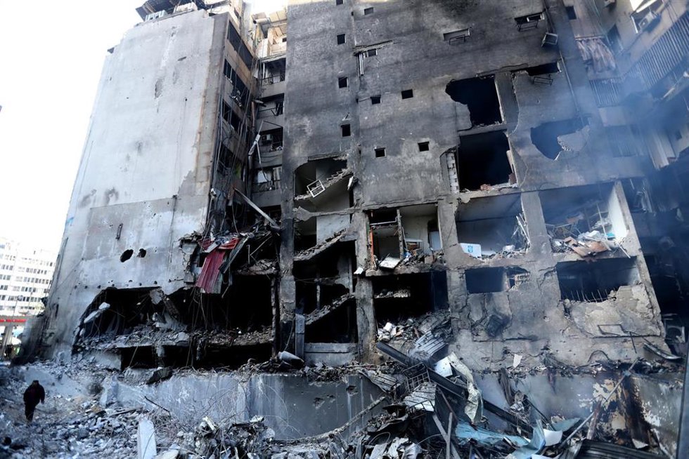 Vista de daños en un edificio en Beirutm Líbano, tras los ataques de Israel