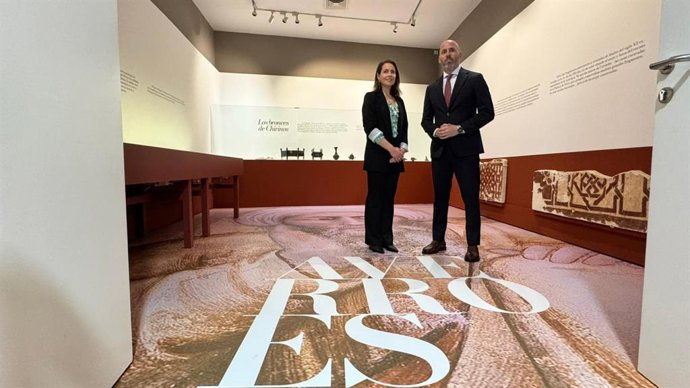 El delegado de Cultura de la Junta en Córdoba, Eduardo Lucena, en la exposición.