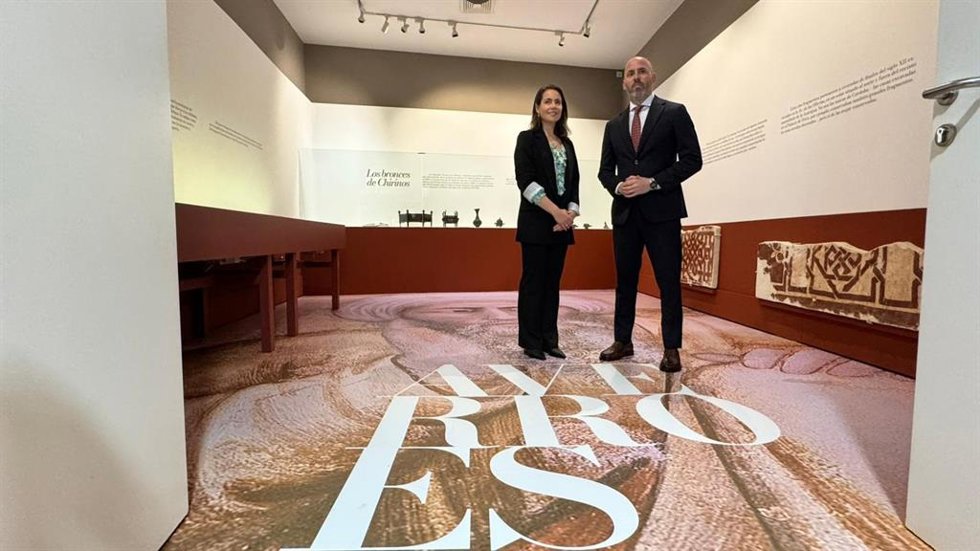 El delegado de Cultura de la Junta en Córdoba, Eduardo Lucena, en la exposición.