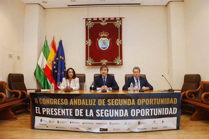 La responsable de formación en el ICAS, Ana Carrasco; el coordinador del Congreso, Fernando Azcona y el decano del Ilustre Colegio de Abogados de Sevilla, Óscar Fernández.