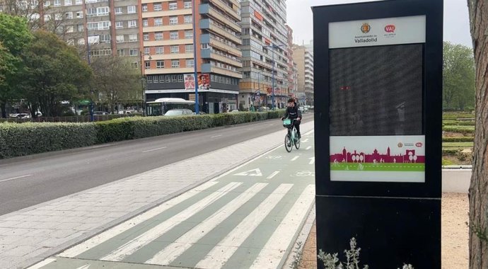 El aforador del carril bici de Isabel la Católica, en Valladolid, apagado.