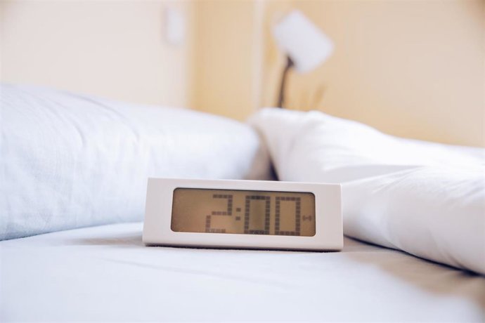 Archivo - Un reloj digital marca las 2:00 horas