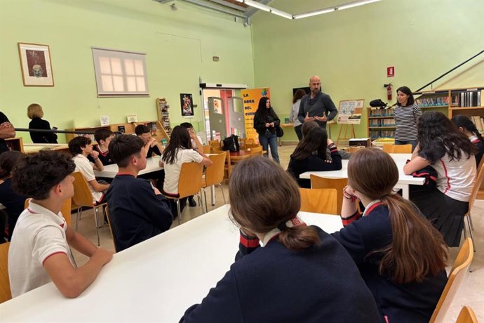 Activida en la Biblioteca Editor José Manuel Lara de Alcalá de Guadaíra (Sevilla).