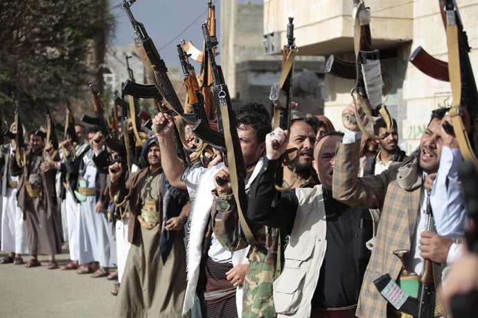 Archivo - Arquivo - 11 de março de 2025, Iêmen, Sanaa: Houthis armados portam armas durante um protesto em apoio à Palestina em Sanaa. Abdul-Malik al-Houthi, líder do movimento Houthi do Iêmen, emitiu uma advertência de que seu grupo retomará os ataques n