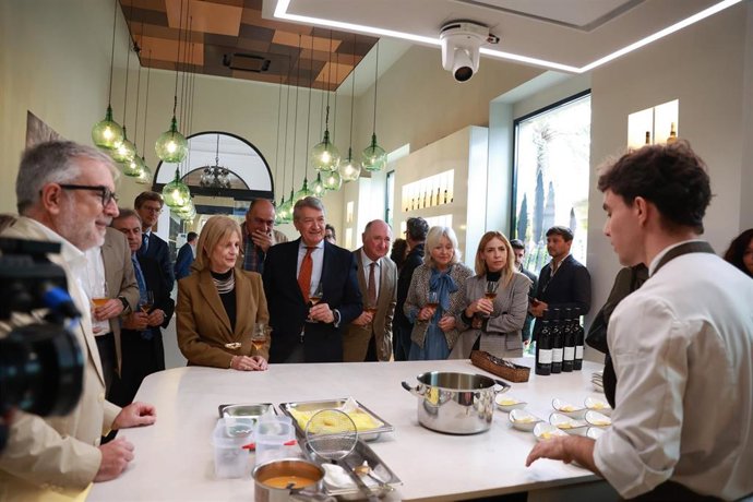 García-Pelayo, Mercedes Colombo, Almudena Martínez y César Saldaa en la presentación del Aula Enogastronómica. 