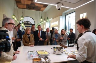 García-Pelayo, Mercedes Colombo, Almudena Martínez y César Saldaa en la presentación del Aula Enogastronómica. 