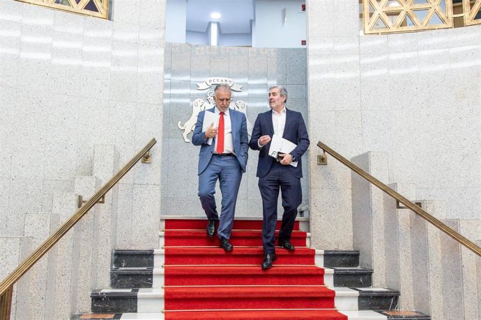 Archivo - El ministro de Política Territorial y Memoria Democrática, Ángel Víctor Torres (i), y el presidente de Canarias, Fernando Clavijo (d), a su llegada a una rueda de prensa tras reunirse en la sede de la Presidencia del Gobierno de Canarias, a 22 d