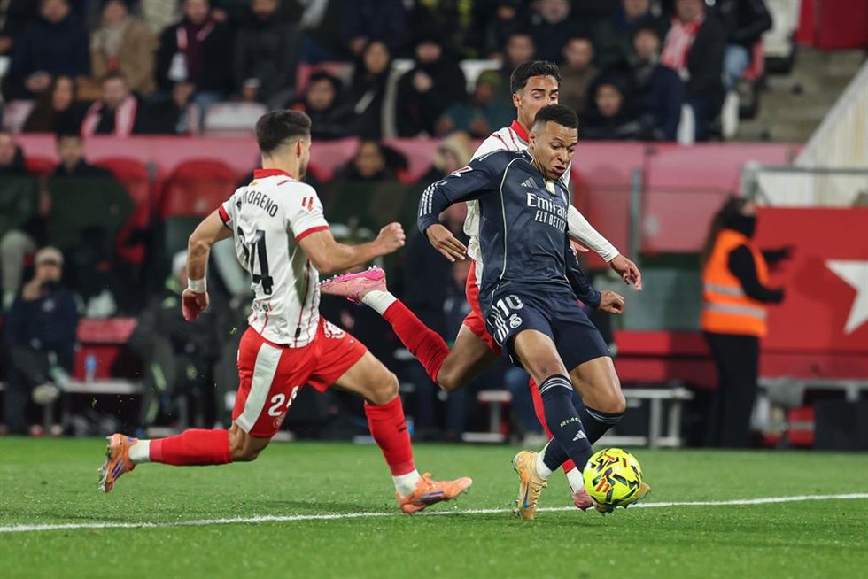 Archivo - El delantero francés Kylian Mbappé (Real Madrid) intenta regatear al lateral del Girona FC Álex Moreno (izquierda) en Montilivi.