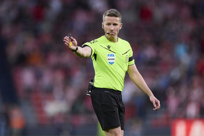 Archivo - Alejandro Hernandez Hernandez, referee reacts during the LaLiga EA Sports match between Athletic Club and RCD Mallorca at San Mames on March 9, 2025, in Bilbao, Spain.