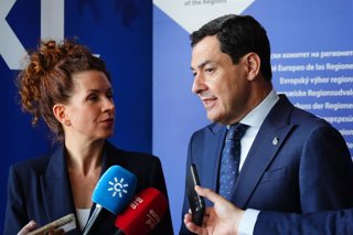 Archivo - El presidente de la Junta de Andalucía, Juanma Moreno y la política húngara Kata Tütto, en una imagen de archivo.