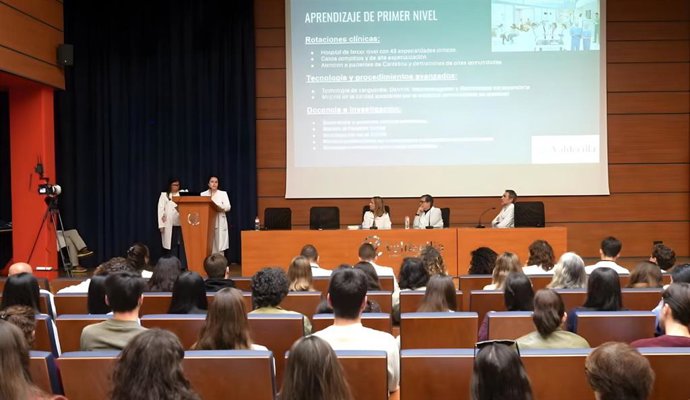 Más de 200 residentes de diferentes comunidades participan en la Jornada de Puertas Abiertas de Valdecilla