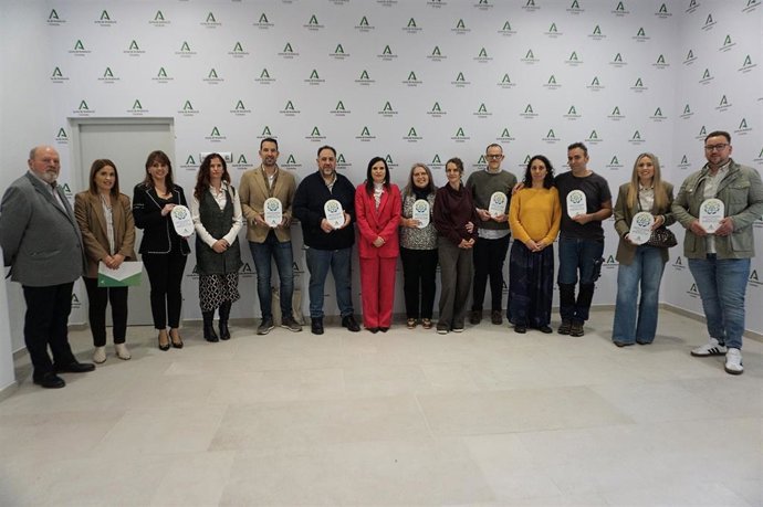 Gálvez (centro), con los artesanos reconocidos en el acto de entrega del distintivo 'Artesanía Hecha en Andalucía'.