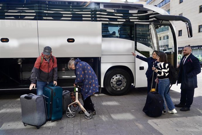 Archivo - Pasajeros de la línea de alta velocidad Madrid-Málaga llegando a la capital malagueña en autobús desde Antequera