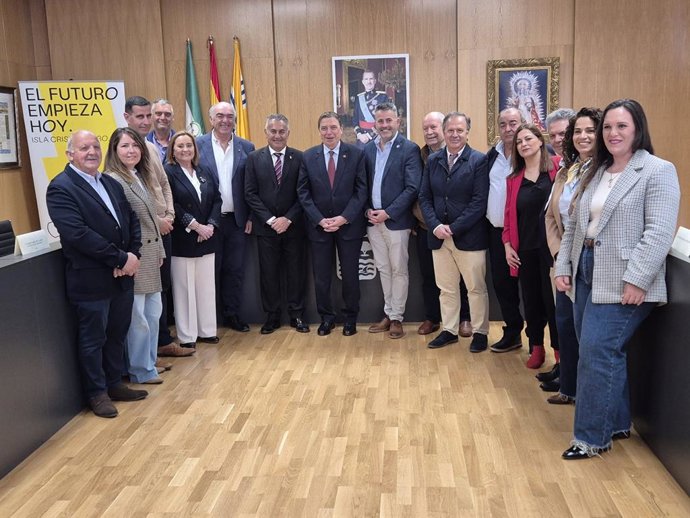El ministro de Agricultura, Pesca y Alimentación, Luis Planas, en su reunión con representantes del secto pesquero de la provincia de Huelva.