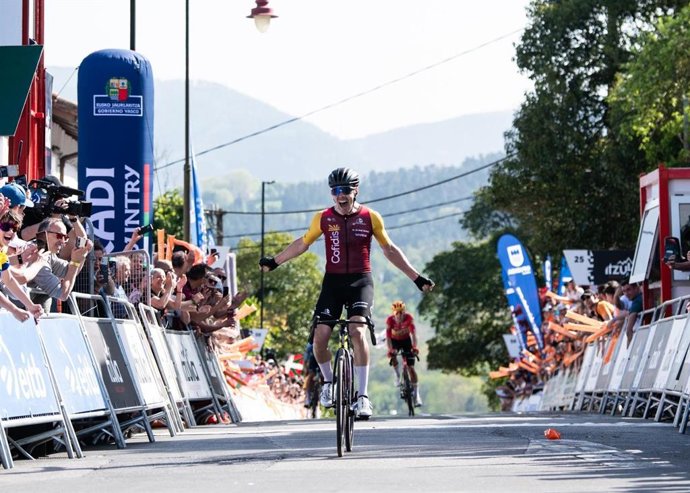 El ciclista Alex Aranburu (Cofidis) se impone en la cuarta etapa de la Itzulia-Vuelta al País Vasco 2026.