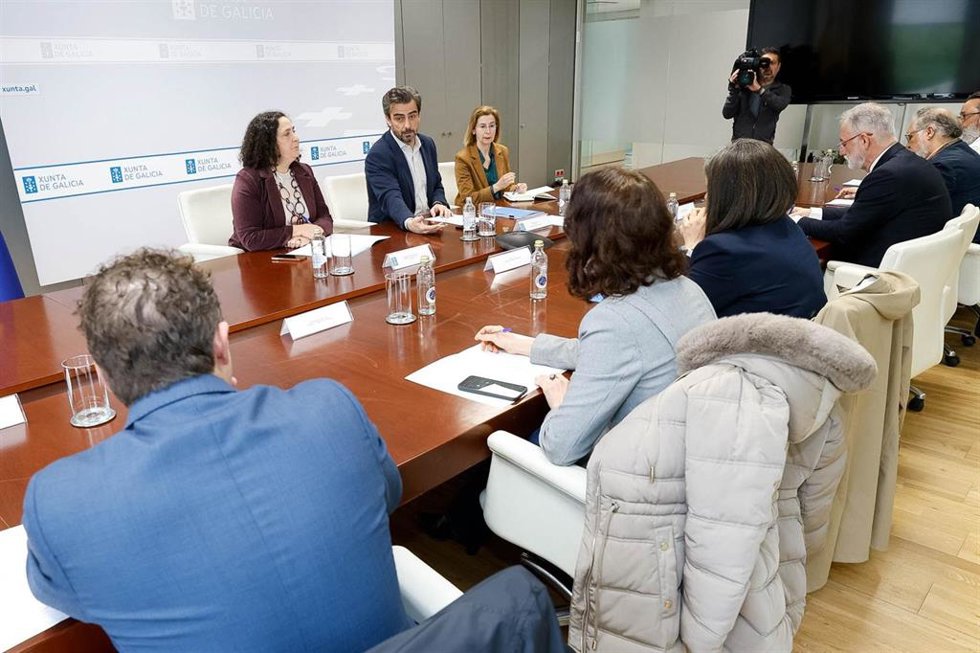 El conselleiro de Presidencia, Xustiza e Deportes, Diego Calvo, reunido con el sector turístico y empresarial de Santiago, a 9 de abril de 2026.