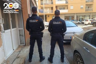 Dos agentes de la Policía Nacional.
