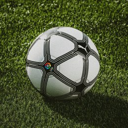 Imagen del balón Puma para la Jornada Retro de LaLiga