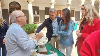 La delegada de la Junta de Andalucía en Almería, Aránzazu Martín, y el delegado territorial de Empleo, Empresa y Trabajo Autónomo, Amós García Hueso, durante su visita a la exposición y los talleres de los Días Europeos de la Artesanía.