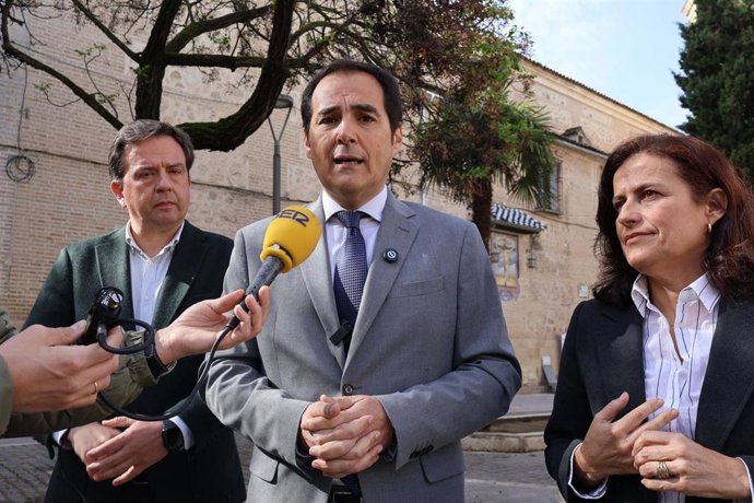 José Antonio Nieto atiente a los medios, entre Aurelio Fernández y Miriam Ortiz, en Lucena.