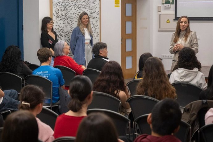 Un momento de la clausura del proyecto 'Agente Con-Sentidos', impulsado por la Fundación Municipal de la Mujer del Ayuntamiento de Cádiz entre estudiantes de la ciudad