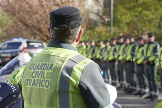 Archivo - Imagen de archivo de agentes de la Guardia Civil de Tráfico