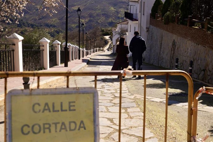 Archivo - El presidente de la Junta, Juanma Moreno (d) y la alcaldesa de Cartajima, Isabel María Jiménez Pérez (i) visitan las zonas afectadas. A 15 de febrero de 2026 en Cartijima, Málaga (Andalucía, España). 
