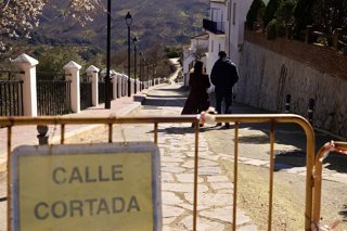 Archivo - El presidente de la Junta, Juanma Moreno (d) y la alcaldesa de Cartajima, Isabel María Jiménez Pérez (i) visitan las zonas afectadas. A 15 de febrero de 2026 en Cartijima, Málaga (Andalucía, España). 