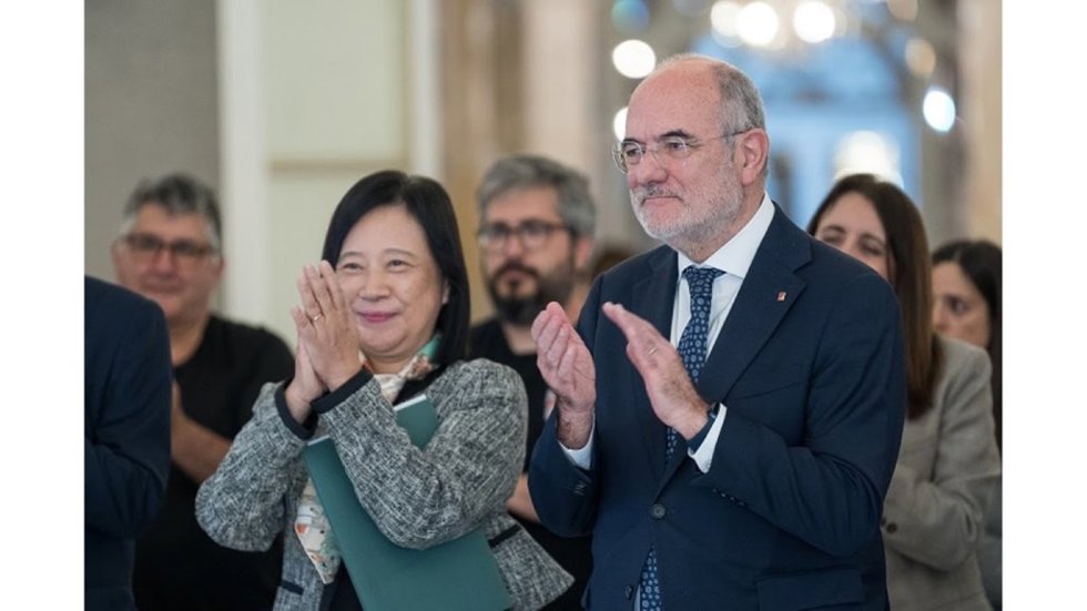 El conseller de UE y Acción Exterior de la Generalitat, Jaume Duch, y la cónsul de Japón en Barcelona, Akiko Shikata, en el acto de cierre