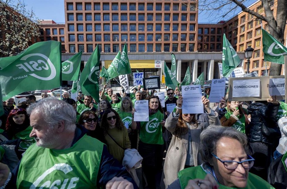 Personal de la Agencia Española de Medicamentos y Productos Sanitarios (AEMPS) durante la concentración convocada por la Central Sindical Independiente y de Funcionarios (CSIF), a 12 de marzo de 2026, en Madrid (España).
