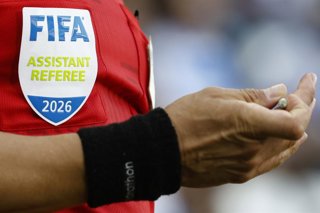 Futbol, Universidad Catolica vs Palestino Fecha 8, Liga de Primera 2026. El arbitro asistente durante un partido de la liga de primera division entre Universidad Catolica y Palestino realizado en el estadio  Claro Arena de Santiago,
