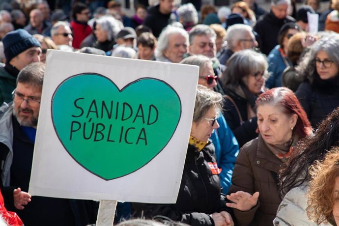 Archivo - Imagen de archivo de una manifestación en defensa de la sanidad pública.
