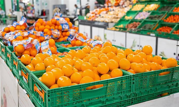 Archivo - Naranjas en un supermercado.