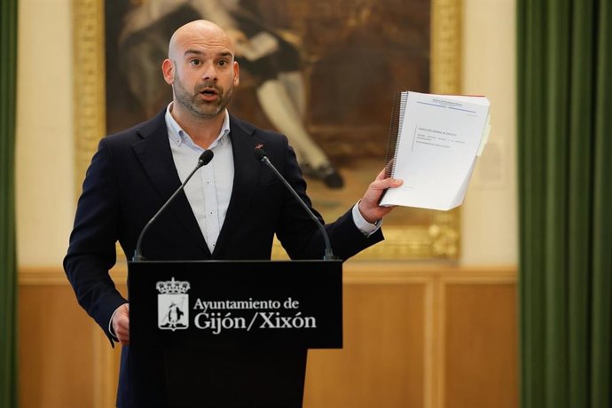 El portavoz del Gobierno del Ayuntamiento de Gijón, Jesús Martínez Salvador, en rueda de prensa en el Consistorio gijonés.
