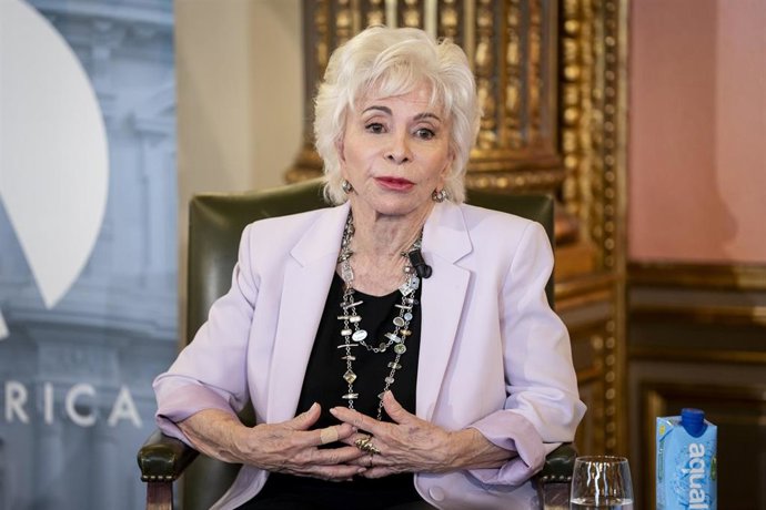 Archivo - La escritora chilena Isabel Allende durante la rueda de prensa por la publicación de su nueva novela, 'Mi nombre es Emilia del Valle', en Casa de América, a 21 de mayo de 2025, en Madrid