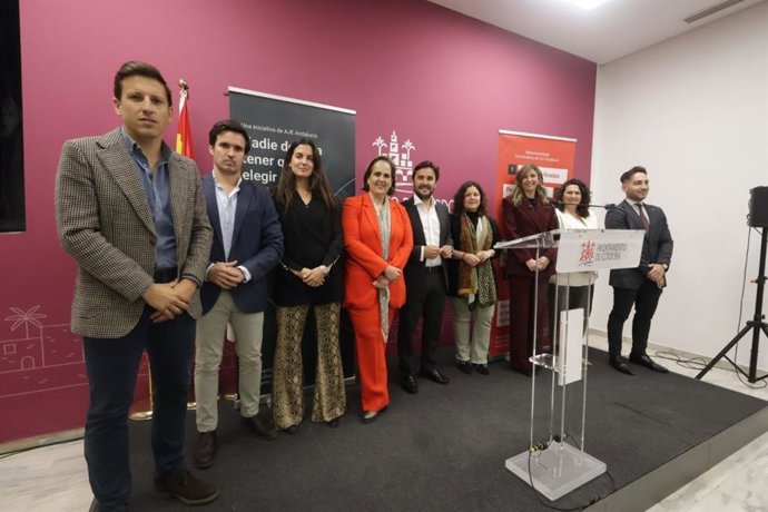 Presentación de la iniciativa social '#YoTuveQueElegir' de AJE Andalucía en favor de la conciliación de los autónomos, con respaldo del Ayuntamiento.