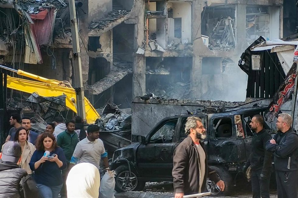 Vista de un edificio de apartamentos en en Beirut destruido por ataques de Israel   