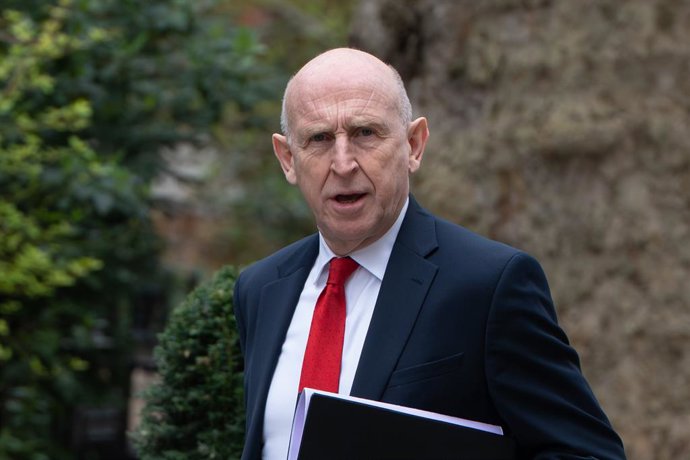 24 de março de 2026, Londres, Inglaterra, Reino Unido: JOHN HEALEY, Secretário de Defesa do Reino Unido, chega à Downing Street para uma reunião semanal do Gabinete.