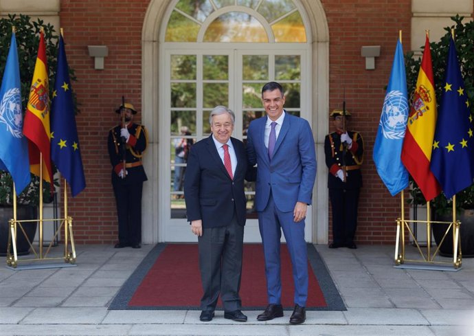 Archivo - El presidente del Gobierno, Pedro Sánchez (d), recibe al secretario general de Naciones Unidas, António Guterres (i), en el Palacio de la Moncloa, en una imagen de archivo.