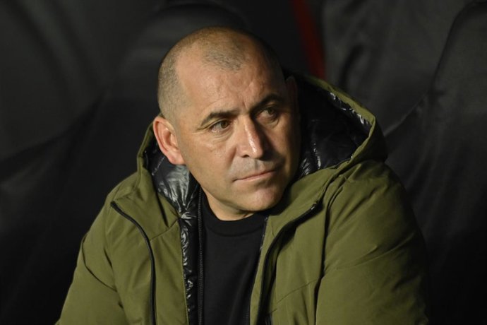 Futbol, Deportivo Riestra vs Palestino Fase de grupos, Copa Sudamericana 2026. El entrenador de Palestino Cristian Munoz es fotografiado durante el partido de copa sudamericana por el grupo F contra Deportivo Riestra disputado en el estadio Nuevo