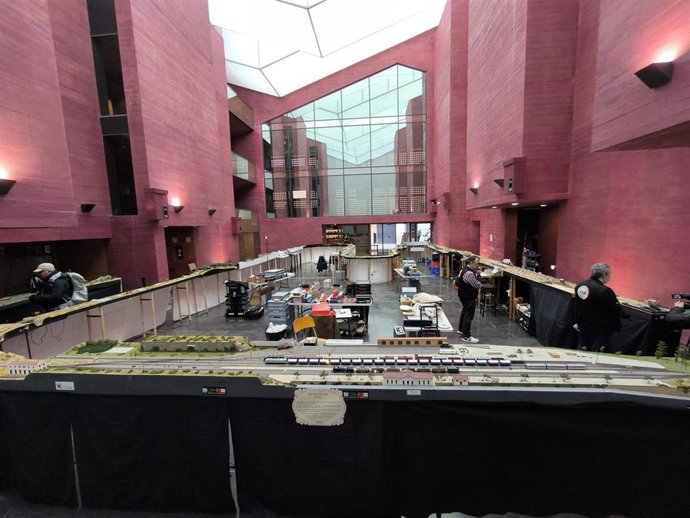 Gran maqueta ferroviaria de 75 metros de recorrido