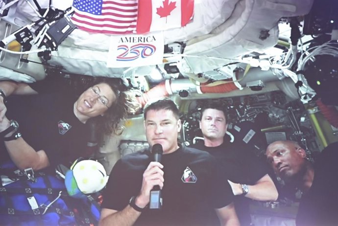 8 de abril de 2026, Longueuil, PQ, Canadá: Os astronautas da missão Artemis II, da esquerda para a direita, Christina Koch, Jeremy Hansen, Reid Wiseman e Victor Glover participam de uma sessão de perguntas e respostas durante uma transmissão ao vivo na se