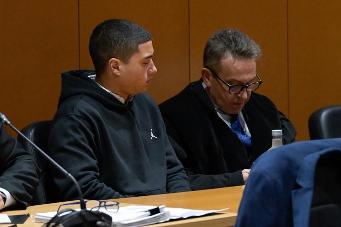 Archivo - El acusado Kaio Amaral (i) y su abogado, José Ramón Sierra (d), durante la sexta sesión del juicio por el asesinato de Samuel Luiz, a 23 de octubre de 2024, en A Coruña, Galicia (España). 