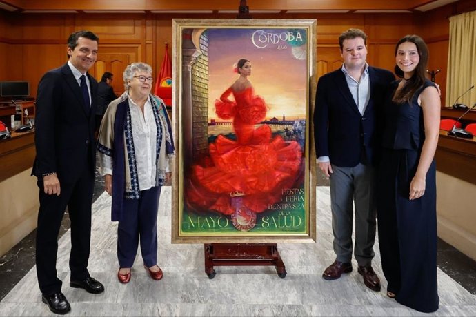 El alcalde de Córdoba, José María Bellidos, y el artista Rafael Castejón presentan el cartel del Mayo Festivo de Córdoba 2026, junto a la modelo, su prima Nuria, y la abuela del autor.